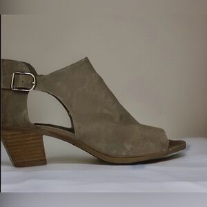 Carlos Santana Brown High Vamp Suede Clogs